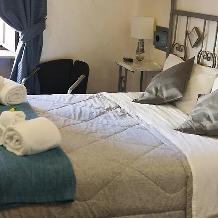 Salaria Luxury Suites *