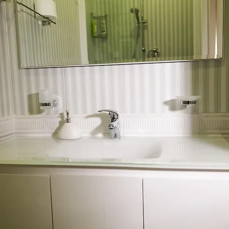 Salaria Luxury Suites *